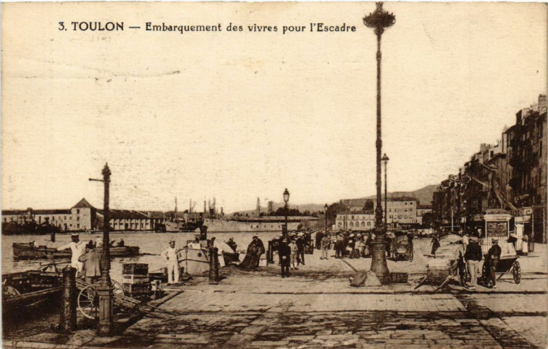 Carte postale ancienne Toulon Embarquement des vivres pour l'Escadre à Toulon