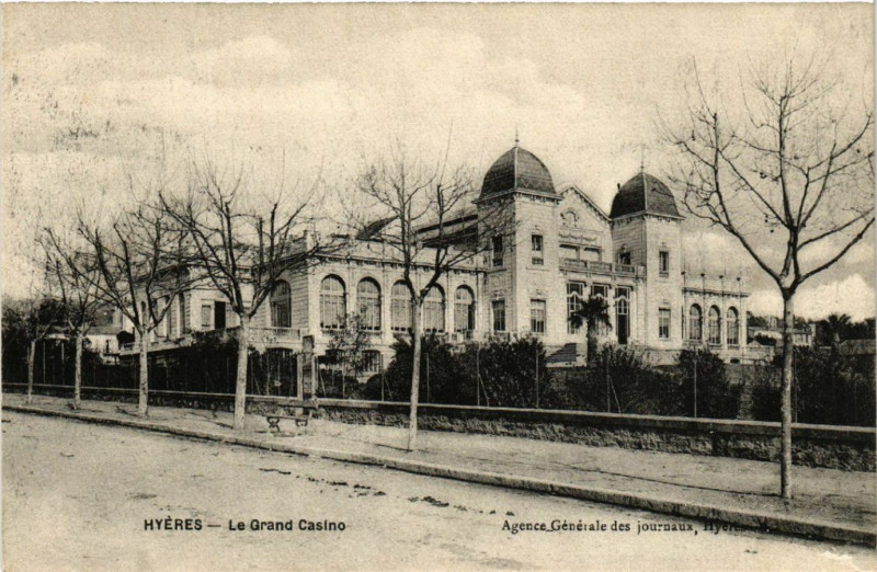 Carte postale ancienne Hyeres Le Grand Casino à Hyères