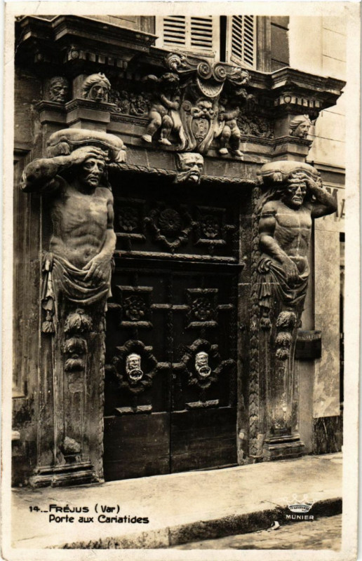 Carte postale ancienne Frejus Porte aux Cariatides à Fréjus
