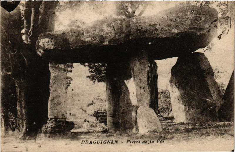 Carte postale ancienne Draguignan Pierre de la Fee à Draguignan