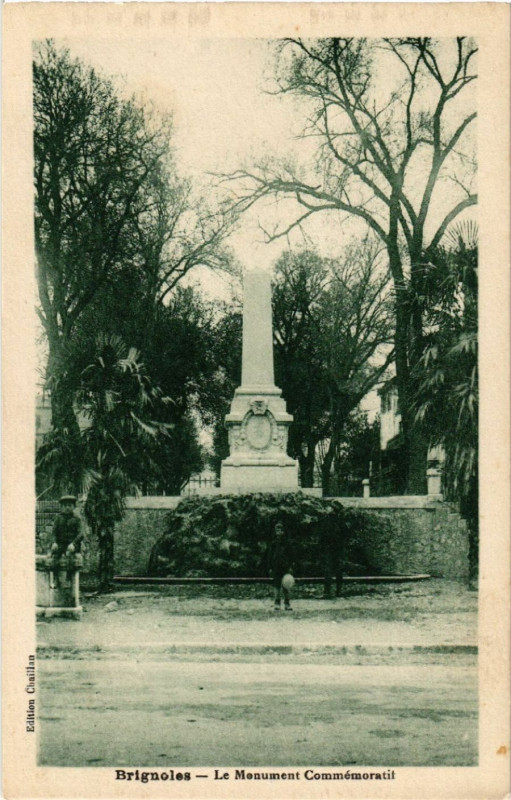 Carte postale ancienne Brignoles Le Monument Commemoratit à Brignoles