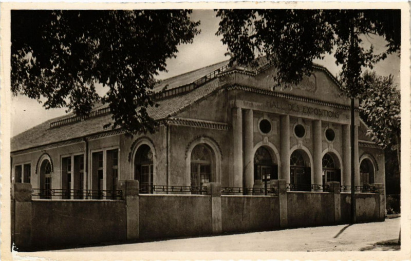 Carte postale ancienne Brignoles Le Hall des Expositions à Brignoles