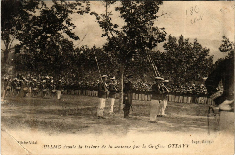 Carte postale ancienne Ullmo ecoute la lecture de la sentence par le Greffier Ottavy