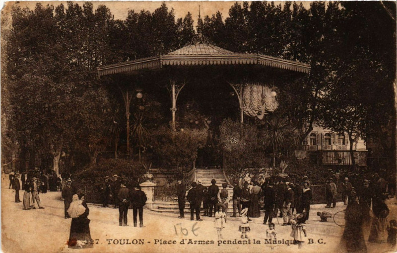Carte postale ancienne Toulon Place d'Armes pendant la Musique à Toulon