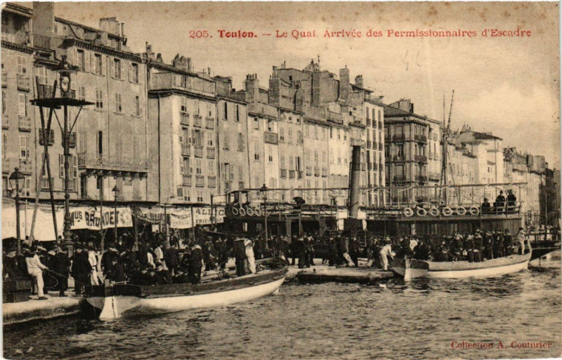 Carte postale ancienne Toulon Le Quai Arrivee des Permissionnaires d'Escadre à Toulon