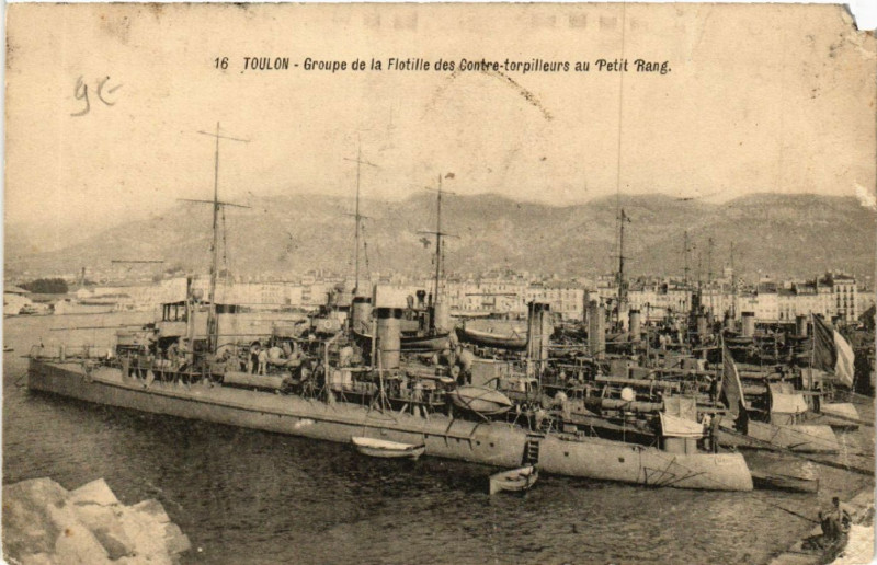 Carte postale ancienne Toulon Groupe de la Flotille des Contre-torpilleurs au Petit Rang à Toulon