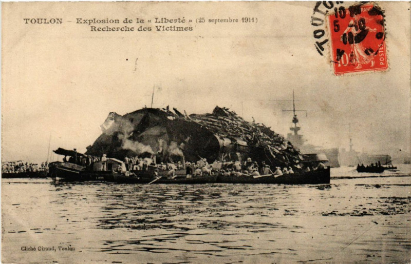 Carte postale ancienne Toulon Exploison de la Liberte Recherche des Victimes à Toulon