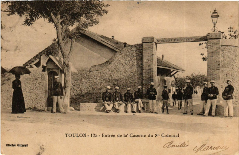 Carte postale ancienne Toulon Entrée de la Caserne du 8 Colonial à Toulon