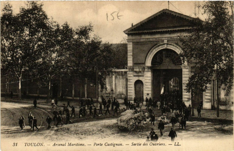 Carte postale ancienne Toulon Arsenal Maritime Porte Castignan Sortie des Ouvriers à Toulon
