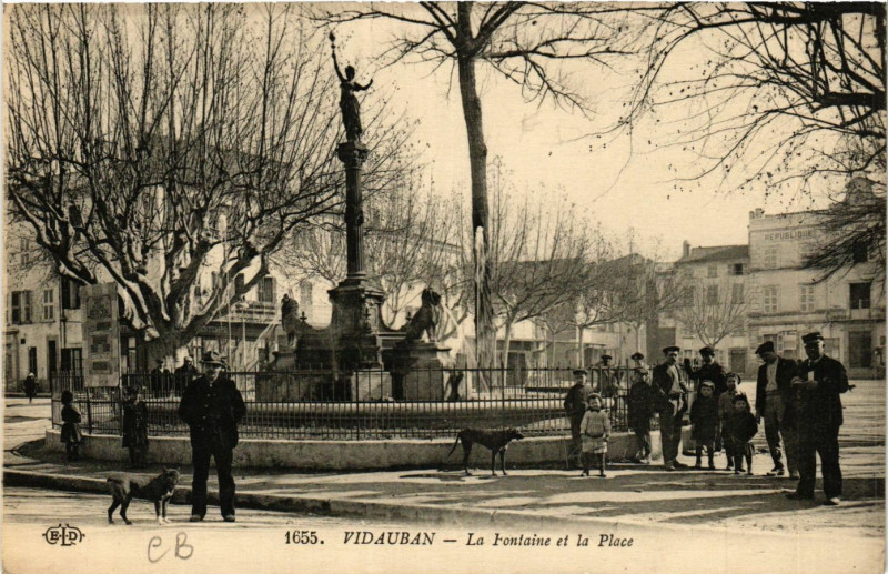 Carte postale ancienne Vidauban La Fontaine et la Place à Vidauban