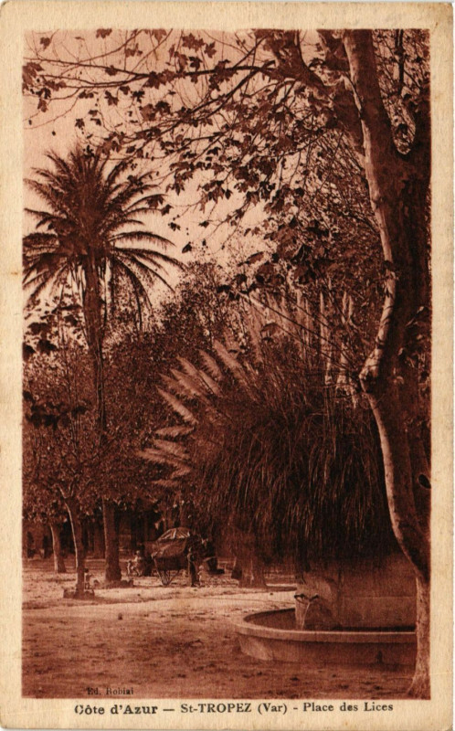 Carte postale ancienne Saint-Tropez Place des Lices à Saint-Tropez
