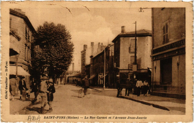 Carte postale ancienne Saint Fons - La Rue Carnot et l'Avenue Jean Jaures à Saint-Fons
