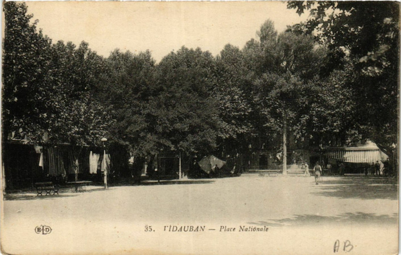 Carte postale ancienne Vidauban Place Nationale à Vidauban