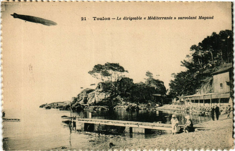 Carte postale ancienne Toulon Le dirigeable Méditerranée survolant Magaud à Toulon