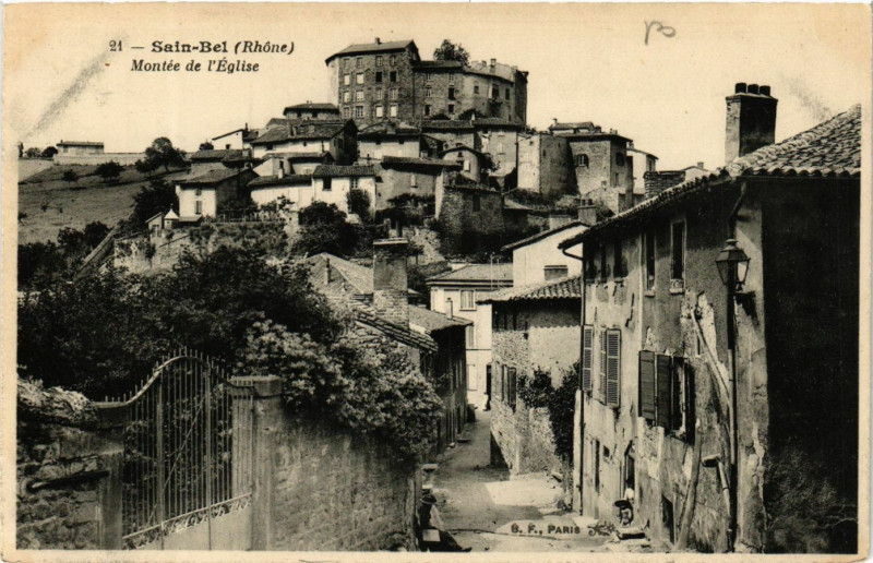 Carte postale ancienne Sain Bel - Montée de l'Eglise à Sain-Bel