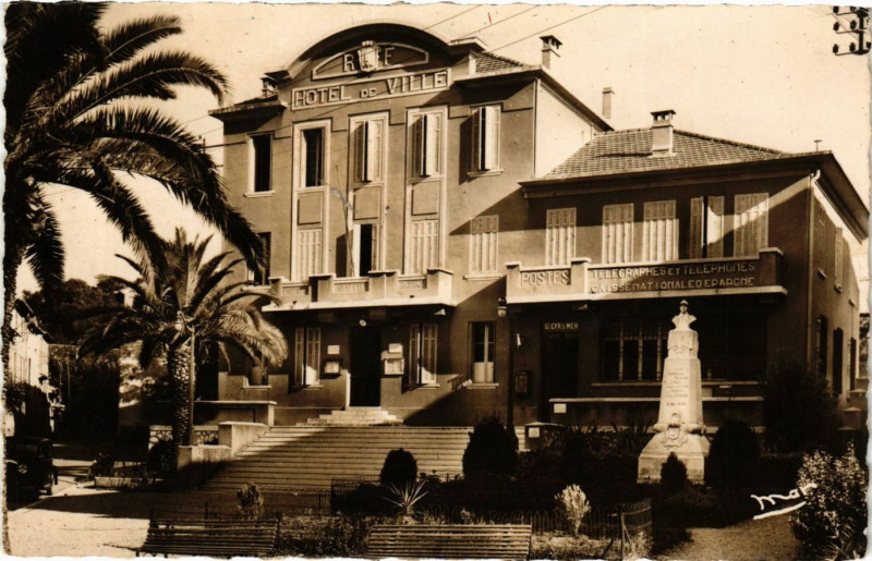 Carte postale ancienne Saint-Cyr-sur-Mer Hotel de Ville et Postes à Saint-Cyr-sur-Mer