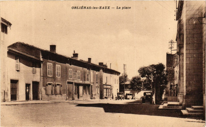 Carte postale ancienne Orliénas les Eaux - La place à Orliénas