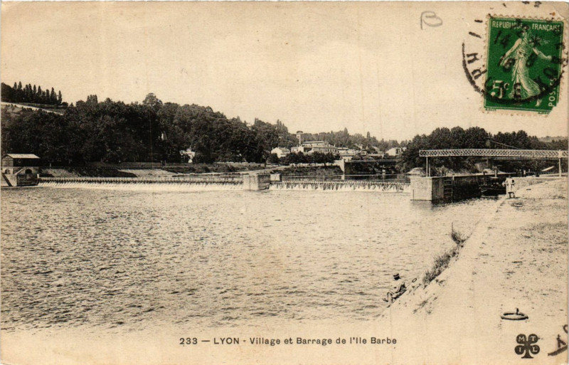 Carte postale ancienne Lyon - Village et Barrage de L'ile Barbe à Lyon