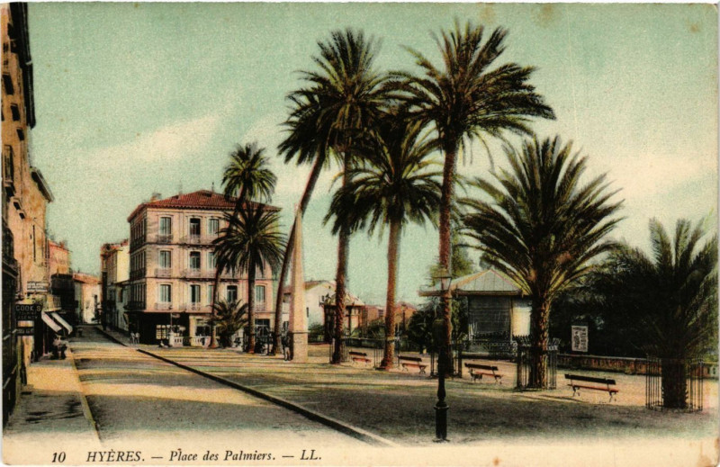 Carte postale ancienne Hyeres Place des Palmiers à Hyères