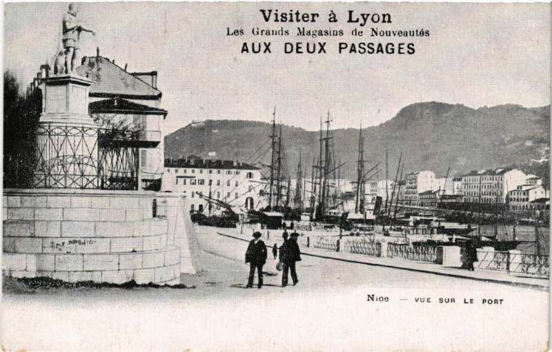 Carte postale ancienne Visiter a Lyon-Les Grands Magasins de Nouveautés aux deux Passages à Lyon