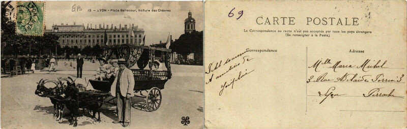 Carte postale ancienne Lyon Place Bellecour. La Voiture aux Chevres. à Lyon