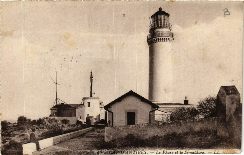 Carte postale ancienne Antibes - Le Phare et le Semaphore à Antibes