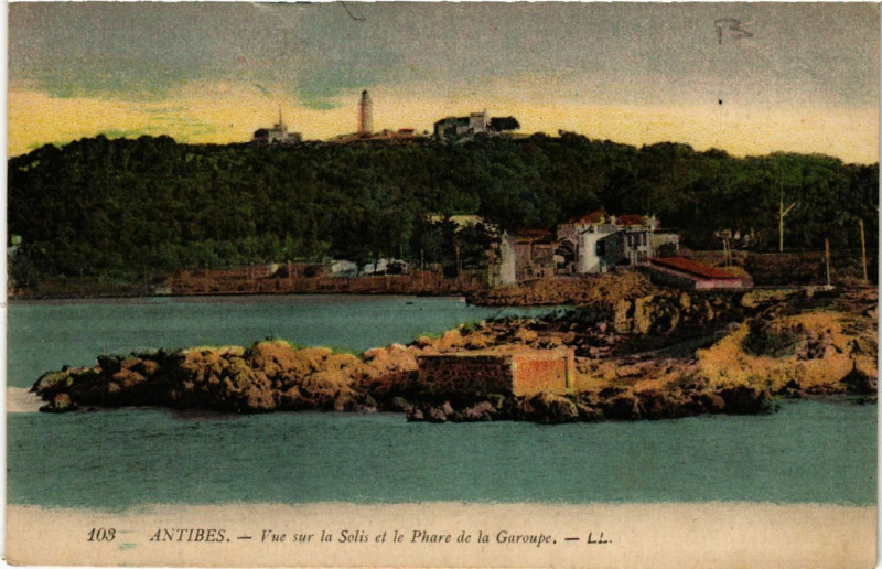 Carte postale ancienne Antibes - Vue sur la Solis et le Phare de la Garoupe à Antibes