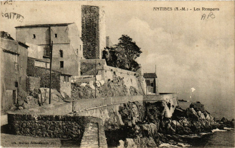 Carte postale ancienne Antibes - Les Remparts à Antibes