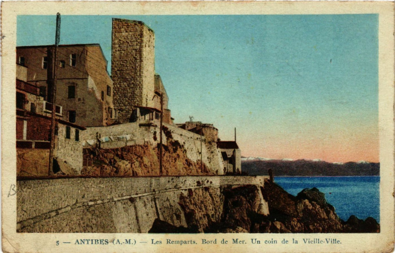 Carte postale ancienne Antibes - Les Remparts - Bord de Mer - Un coin de la Vieille-Ville à Antibes