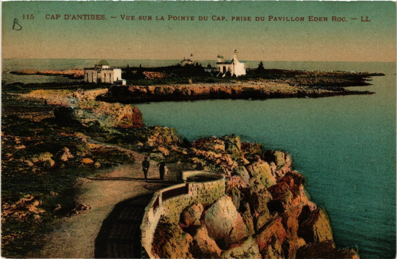 Carte postale ancienne Antibes - Cap D'Antibes - Vue sur la Pointe du Cap à Antibes