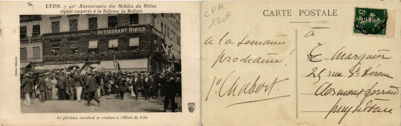 Carte postale ancienne Lyon Le Glorieux etendard se rendant a l'Hotel de Ville. à Lyon