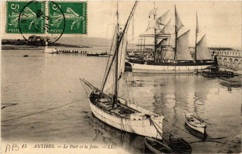 Carte postale ancienne Antibes - Le Port et la Jetée à Antibes