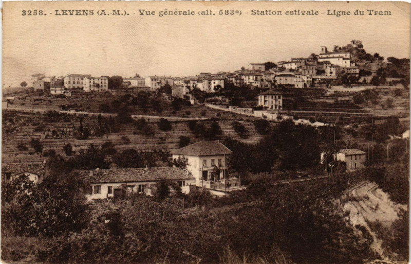 Carte postale ancienne Levens - Vue générale - Station Estivale - Ligne du Tram à Levens