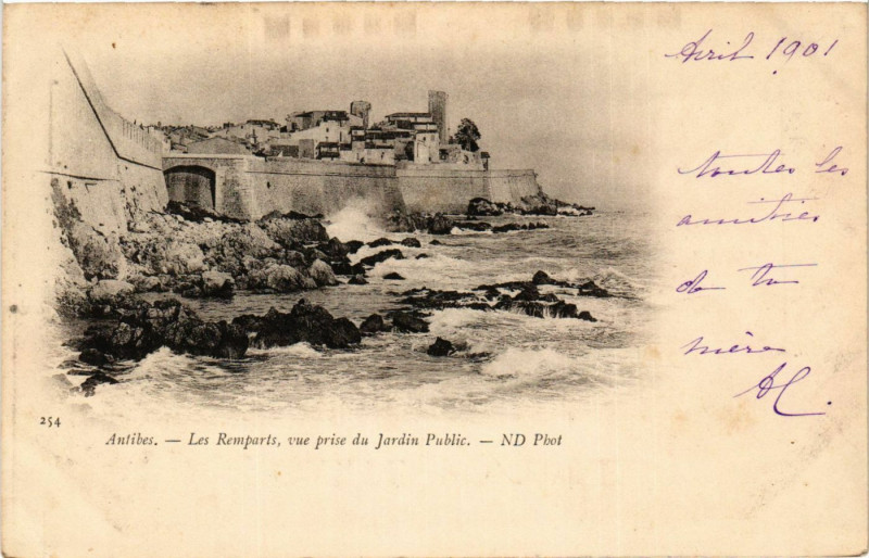 Carte postale ancienne Antibes - Les Remparts - Vue prise du Jardin Public à Antibes