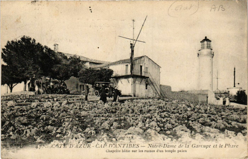 Carte postale ancienne Antibes - Cap d'Antibes - Notre-Dame de la Garoupe et le Phare à Antibes