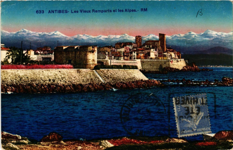 Carte postale ancienne Antibes - Les Vieux Remparts et les Alpes à Antibes
