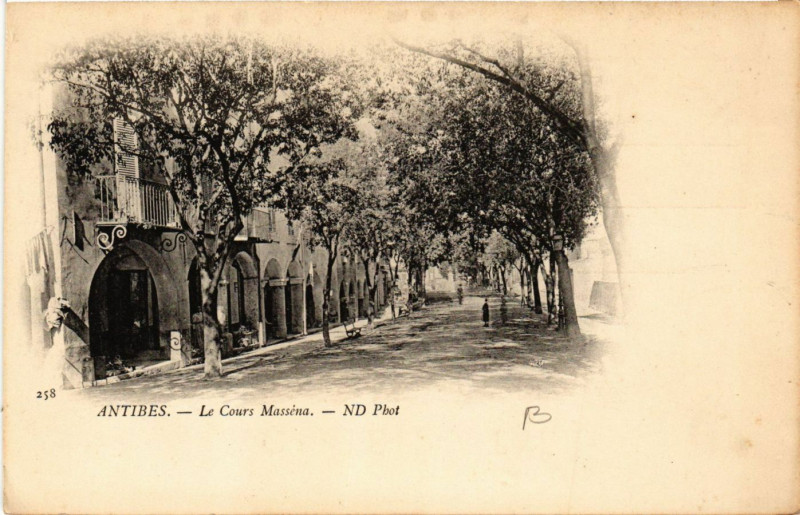 Carte postale ancienne Antibes - Le Cours Masséna à Antibes