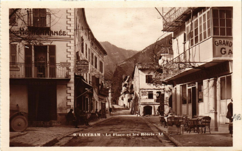 Carte postale ancienne Luceram La Place et les Hotels à Lucéram