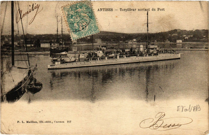 Carte postale ancienne Antibes - Torpilleur sortant du Port à Antibes