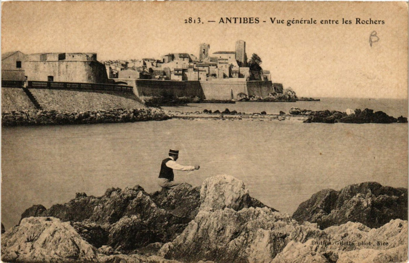 Carte postale ancienne Antibes - Vue générale entre les Rochers à Antibes