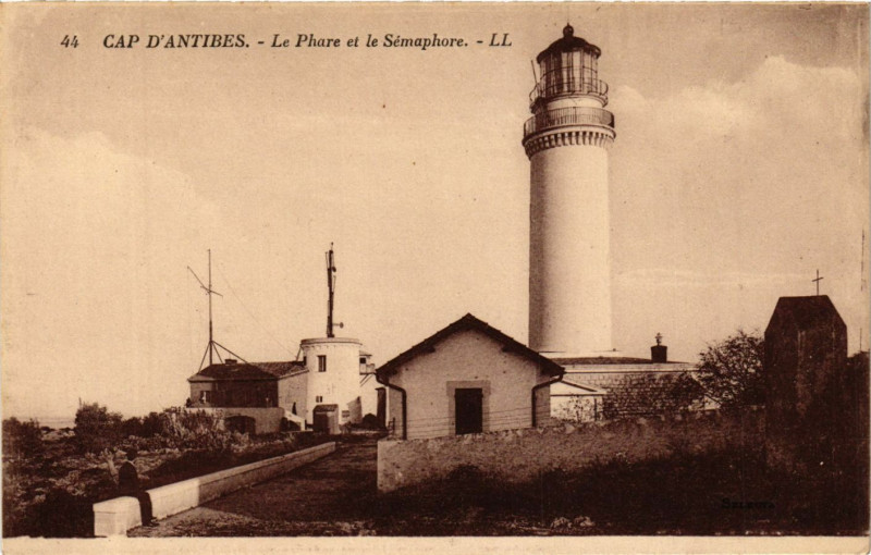 Carte postale ancienne Antibes - Cap d'Antibes - Le Phare et le Semaphore à Antibes