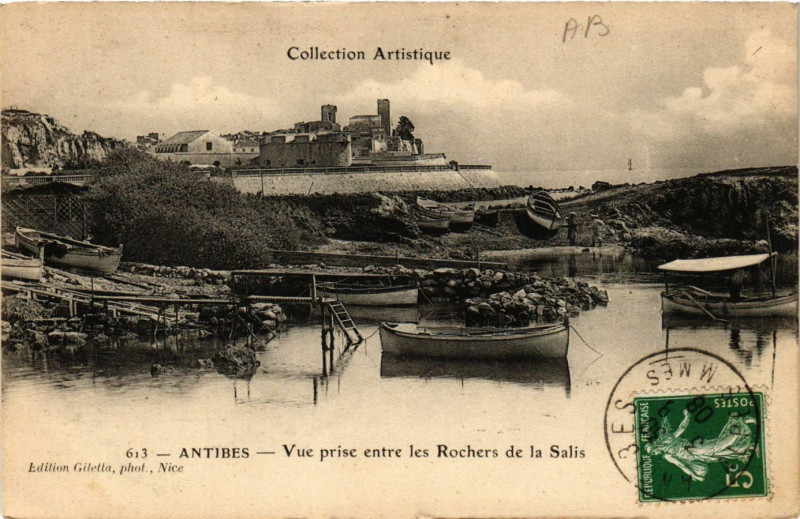 Carte postale ancienne Antibes - Vue prise entre les Rochers de la Salis à Antibes