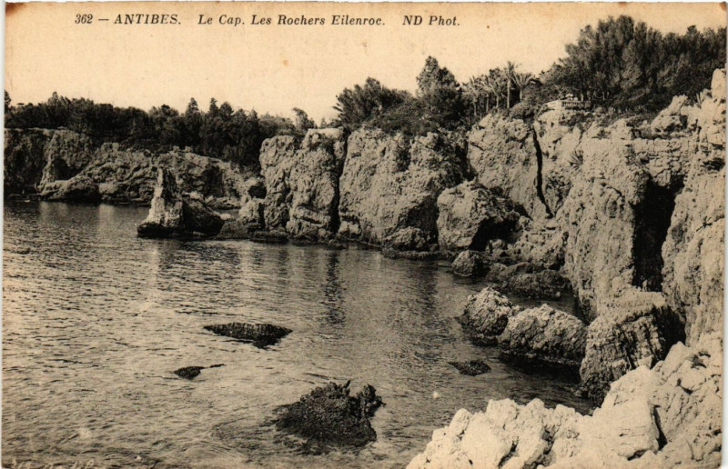 Carte postale ancienne Antibes - Le Cap - Les Rochers Eilenroc à Antibes