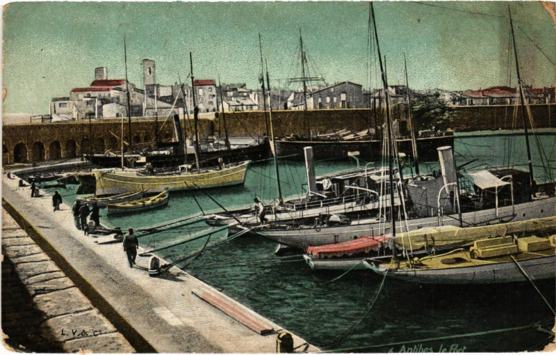 Carte postale ancienne Antibes - Le Port à Antibes