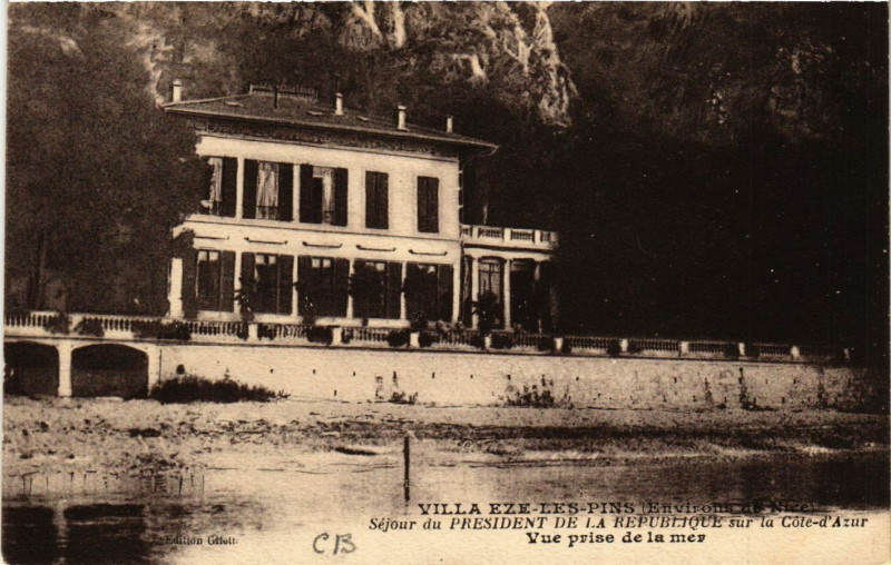 Carte postale ancienne Eze Villa Eze-les-Pins - Vue prise de la Mer à Èze