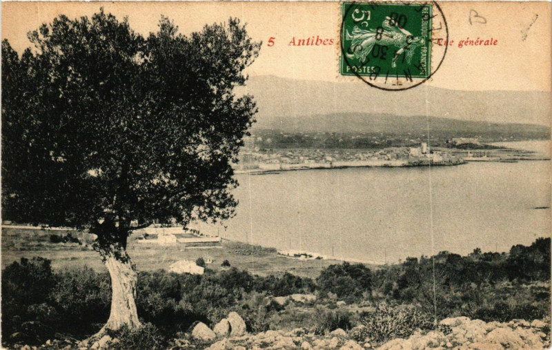 Carte postale ancienne Antibes - Vue générale à Antibes