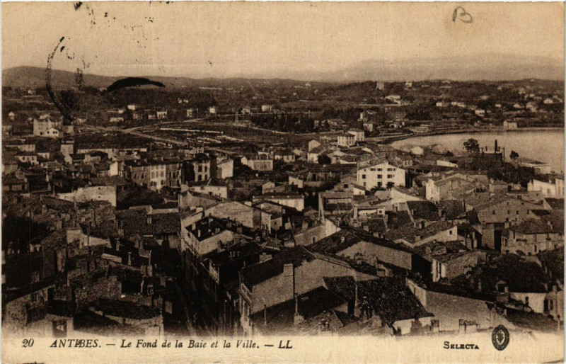 Carte postale ancienne Antibes - Le Fond de la Baie et la Ville à Antibes