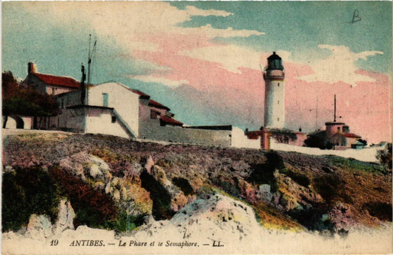 Carte postale ancienne Antibes - Le Phare et le Semaphore à Antibes