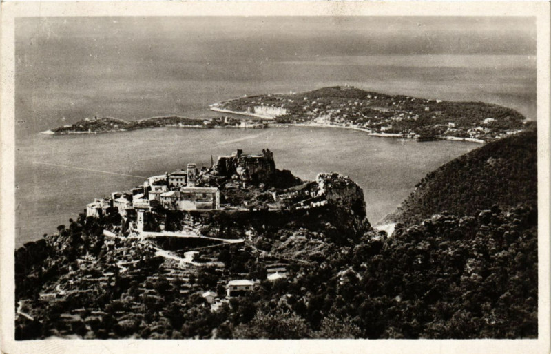 Carte postale ancienne Eze Vue sur le Village et le Cap-Ferrat à Èze