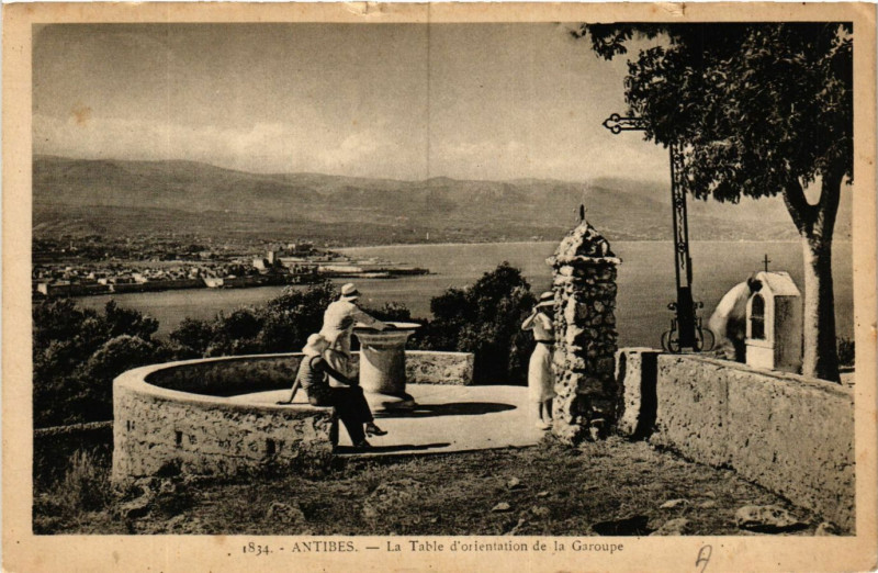 Carte postale ancienne Antibes - La Table d'orientation de la Garoupe à Antibes